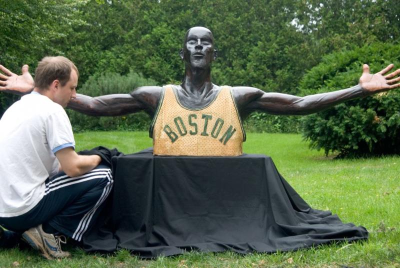Rockport artist Jon Moro crafting basketball hall of fame inductee Kevin Garnett. (Courtesy Jon Moro)