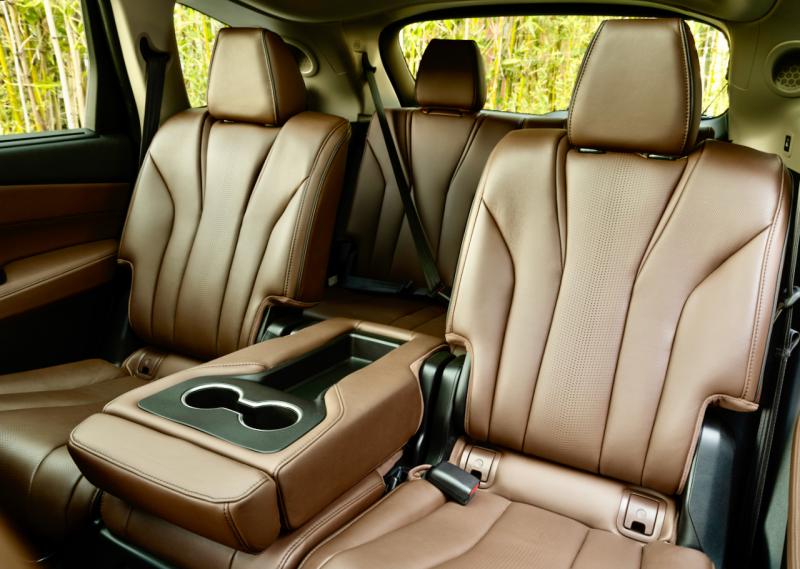 The new MDX looks after its passengers too, with more room and more adjustability. As well as folding down, the center panel can be removed entirely. Access to the kids’ seats, in the third row, is easy.