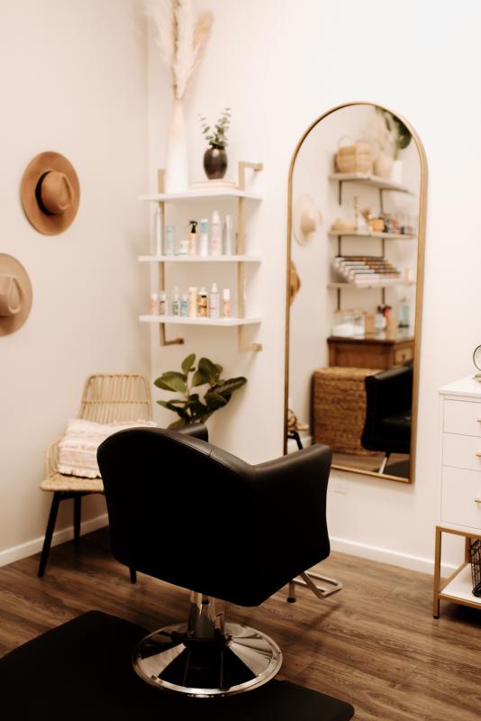 Hats, baskets, rattan, dried flowers, pampas grass and a tall arched mirror are standout decor in the salon. (Photo courtesy Cheyenne J. Photography, @Cheyjonesphoto)