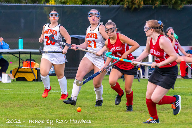 Camden Hills Winona Thorn (4), looks to send a pass to Alexyx Willmot (right) as Brewers Sade Worster and Briana Lavie work to catch up. (Photo by Ron Hawkes)