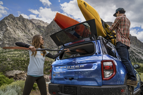 The Bronco Sport has a two-piece liftgate; either the window or the whole thing can be opened. The Badlands option package is meant for people who also play with mountain bikes, kayaks and mountaineering and camping gear.