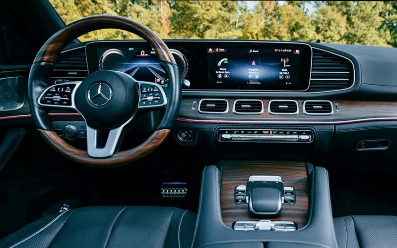 The GLS digital dashboard has two 12.3-inch screens: a customizable display of gauges for the driver and an infotainment screen featuring Mercedes-Benz's new MBUX software (with a virtual assistant who is not as bright as Siri or Alexa) plus Apple CarPlay, Android Auto, satnav, Wi-Fi and more. In the foreground is the wrist-rest for the computer touchpad. GLS450 cabin