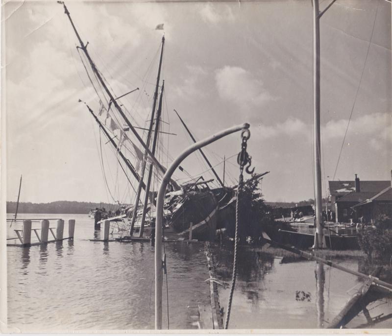 Aftermath of the 1938 Hurricane,
Blackbird sunk at EYC Pier. Courtesy of Peter Thompson