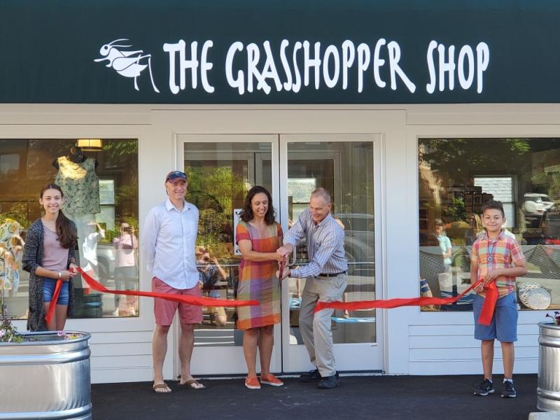 Emma, Rob and Sierra Dietz, Belfast Mayor Eric Sanders, and Pierson Dietz, at the ribbon-cutting of The Grasshopper Shop, in Belfast. (Photo courtesy Scott Smith, Belfast Area Chamber of Commerce)
