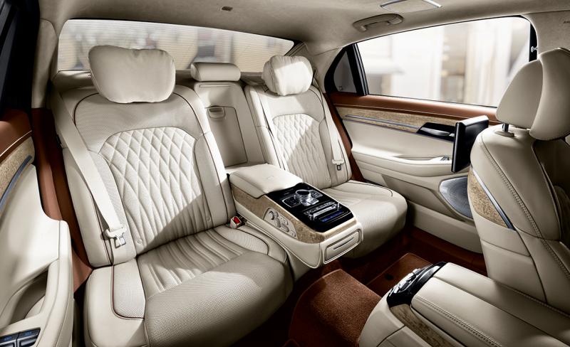 In the flagship G90, Genesis offers a choice of five two-tone interior color combinations. The comfort, spaciousness, serenity and elegance are otherworldly.