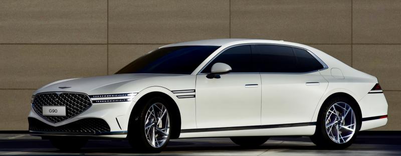 Long, low and sleek, the re-designed and re-engineered 2023 G90 has presence to spare. Note the two-line LED headlamps, the signature grille, the 20-inch kaleidoscope wheels and the way the hood wraps over into the fenders.