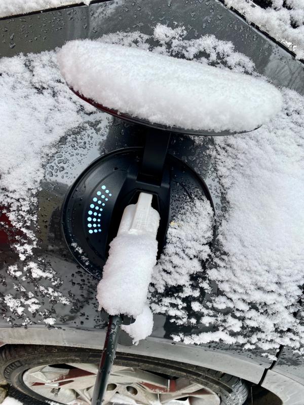 The charging cable, plug and socket are impervious to weather; unplugging requires unlocking the car. The “filler flap” opens and closes electrically and the lights show the level of charge, here 100%.