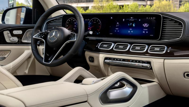 The GLE450’s spacious and swank cabin boasts nearly Maybach-level switchgear and appointments. The bump between the grab handles is the wrist rest for the computer touchpad just beyond it. The driver may use toggles, buttons or screens to make things happen, or simply say, “Hey, Mercedes . . .”