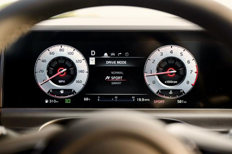 These are digital gauges that imitate analog instruments. There’s quite a lot going on here: engine temperature, fuel level, range, elapsed distance, drive mode (Sport), gear choice and more, plus engine revs and speed.