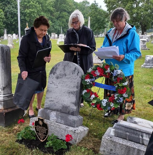 Unveiling the marker. (Photo courtesy Lady Knox Chapter, Daughters of the American Revolution)