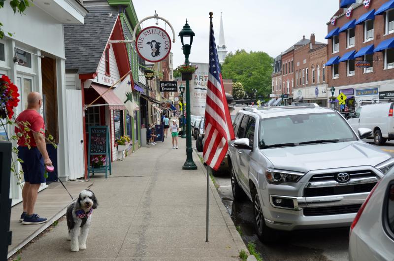Camden’s downtown was not swarming with people, but it was comfortable and friendly all day long. (Photo by Lynda Clancy)