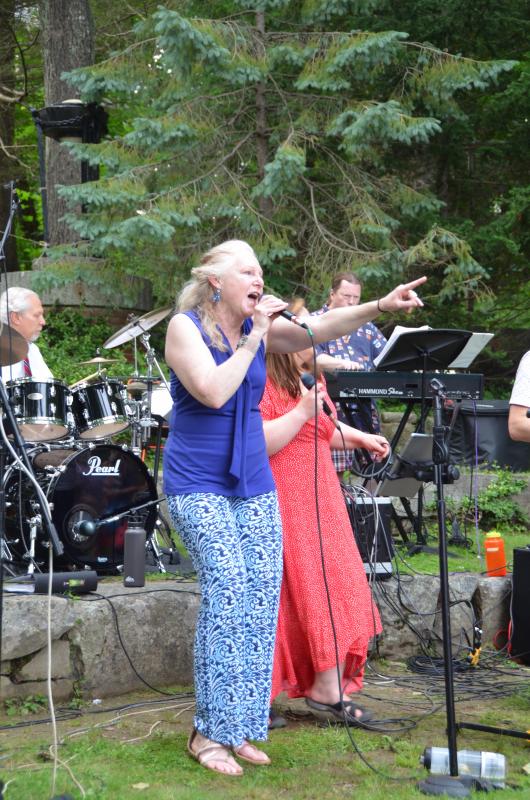 The Right Track vocalists Jen Feldman and Kristi Kalajian (Photo by Lynda Clancy)