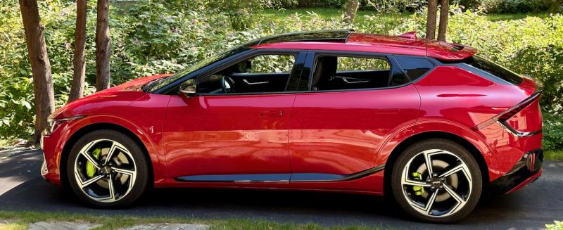 A deceptively sophisticated package: The relatively long wheelbase and short overhangs maximize space. With no driveshaft, the floor is flat. The battery pack lies underneath, for a low center of gravity, and the charging port is at the right rear. Climate control is by heat pump. And the EV6 has the world’s first mass-produced integrated drive axle, which combines the wheel bearings and driveshaft to save weight and improve rigidity.