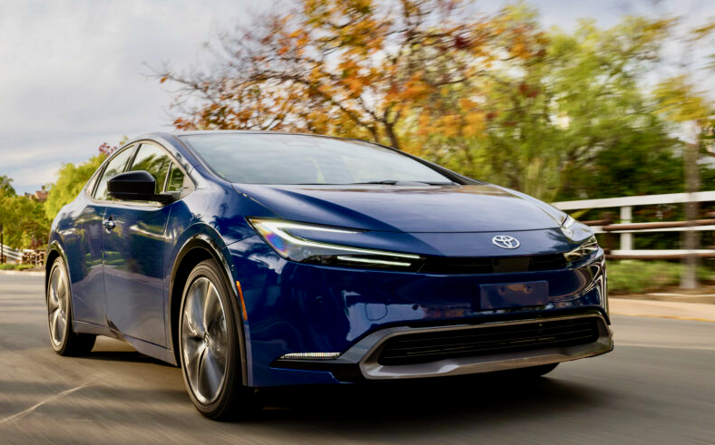 Nice, eh? It remains a subcompact 5-door liftback, but for 2023 Toyota made the Prius wider, lower and wedgier; it looks rakishly exotic. The powerplant and cabin were redesigned too, although not as radically. This color is Reservoir Blue and those are 19-inch aluminum-alloy wheels with all-season tires.