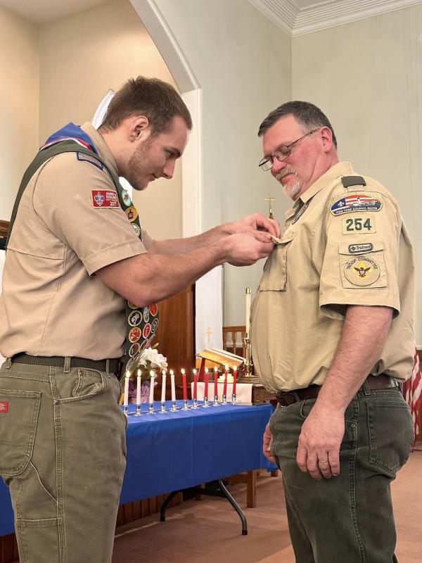 Eagle Scout Bossow presents Troop Committee member David Richmond with his Eagle Scout mentor pin for his work assisting Bruce and the other Scouts in Troop 254. (Photo courtesy Chuck Mahaleris)