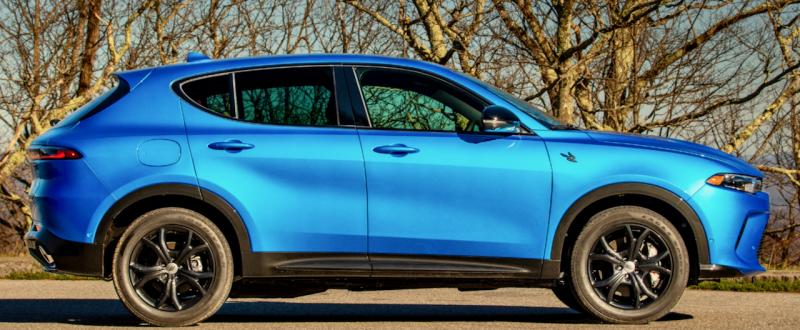 The silhouette points to the Hornet’s origins: Beneath the skin and badges, this is an Alfa Romeo Tonale, produced in Italy. The color is Blu Bayou; the wheels are part of the Hornet’s Blacktop Package.