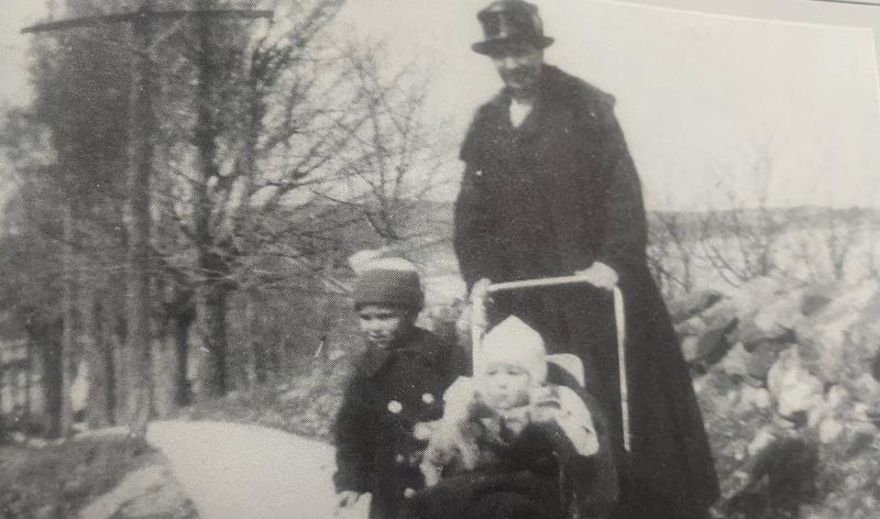 Lizzie Pillsbury, with her niece and nephew, and Ruth and David Nichols, enjoying the new concrete sidewalk at Lincolnville Beach (Photo courtesy of the David Nichols Collection, LHS)