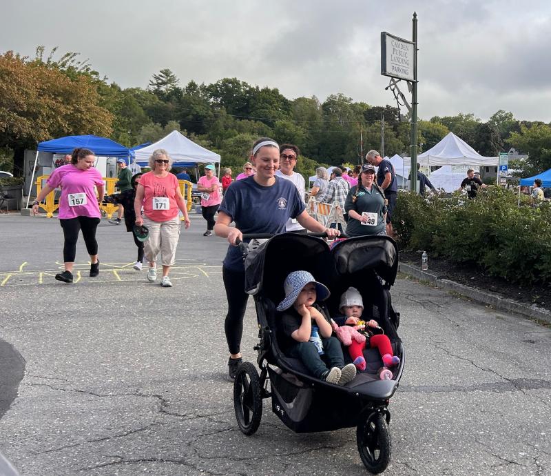 Alison Heath and her two children set off for a jog through Camden. (Photo by Lynda Clancy)