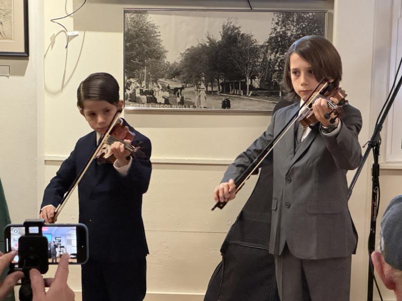 Luciano and Carmillo Serafini peformed on violin Music
