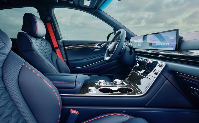The GV80 cockpit oozes quality and elegance; it is so sophisticated that at first glance it seems simple. Overall fit, finish and comfort are very nearly on par with the automotive benchmark, Bentley. GV80 cabin