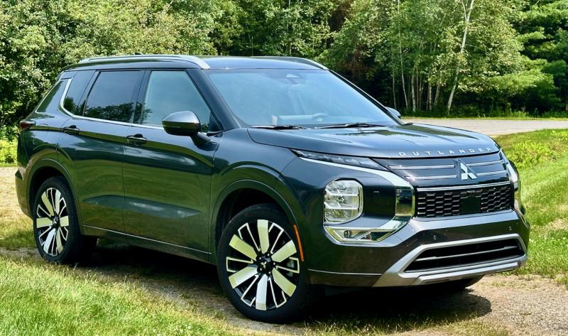 For 2025, Mitsubishi carried out a mid-cycle refresh of the 2022 generation of its compact SUV, the Outlander, with styling tweaks, slightly more power, upgrades to the cabin and infotainment systems, and a re-tune of the suspension for a smoother, quieter ride. It is available as a gas-burner or a plug-in hybrid. It’s hard to tell here, but this color is Graphite Gray with a black roof. For 2025, Mitsubishi carried out a mid-cycle refresh of the 2022 generation of its compact SUV, the Outlander, with styling tweaks, slightly more power, upgrades to the cabin and infotainment systems, and a re-tune of the suspension for a smoother, quieter ride. It is available as a gas-burner or a plug-in hybrid. It’s hard to tell here, but this color is Graphite Gray with a black roof.