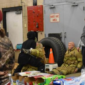 teen lifts 100-lb training dummy while others eat pizza