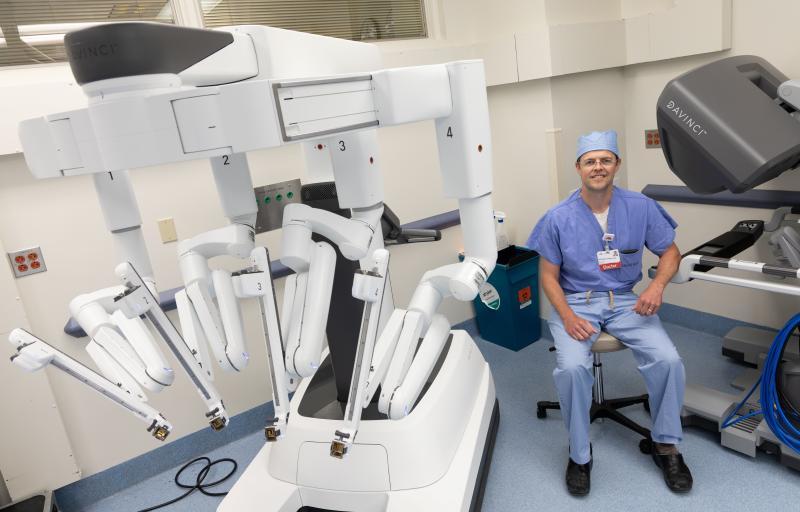 Nathan Elwood, MD, a surgeon at MaineHealth Pen Bay and the new surgical robot. (Photo courtesy MaineHealth)