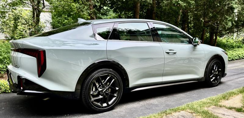 Everyone who noticed the long, lean, future-forward K4 assumed it was a mid-priced electric. In fact, it’s a gas-powered economy car, in more ways than one. The back door handles are hidden in the rear quarter-panels. This color, which we’d call sea-foam green, Kia has dubbed Morning Haze.