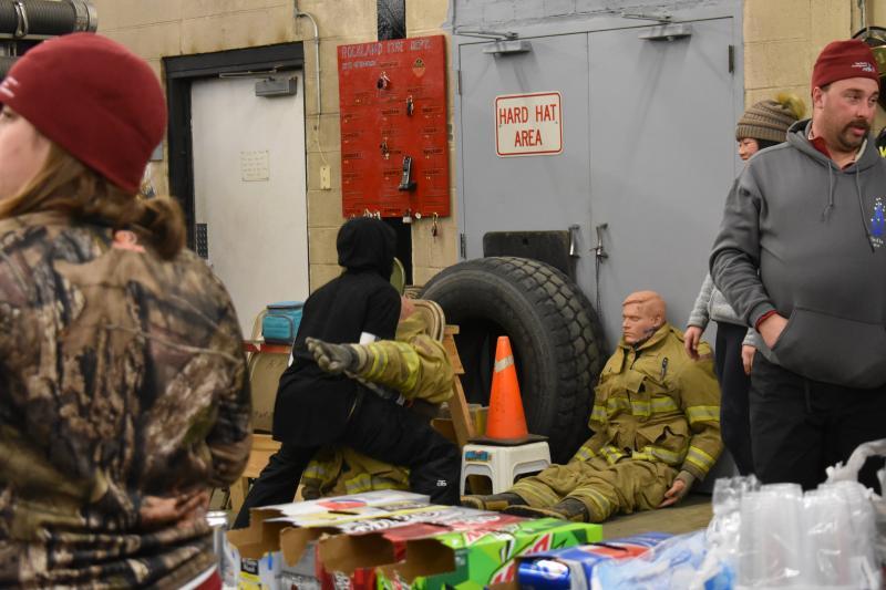 teen lifts 100-lb training dummy while others eat pizza