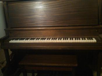 Upright Piano - FREE (Arundel)