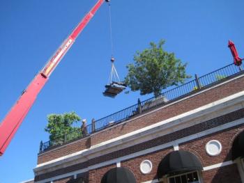 A crane had to lift the waterwall to the rooftop. (photo: Alternative Rock, LLC) alternative rock, llc, pechakucha