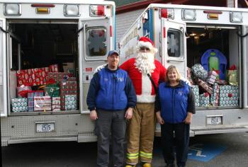 Justin Hills plays Santa during a Camden First Aid Association Secret Santa run. (Photo by Holly S. Edwards)