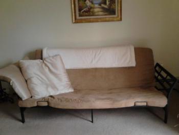 Large futon pulls out to full bed (South Portland)