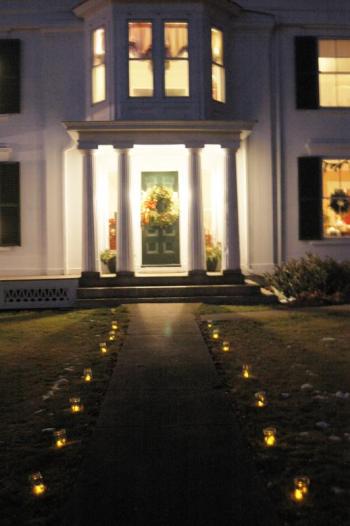 The festive entrance to the Hiram Alden Inn. (Photo courtesy Toni Mailloux)