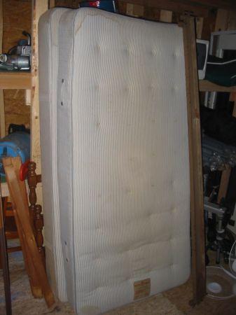 Free Twin Size Mattress & Box Spring (Wells)