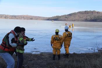 The line-pulling team on shore. (Courtesy Rockland FD/by Alan Athearn)