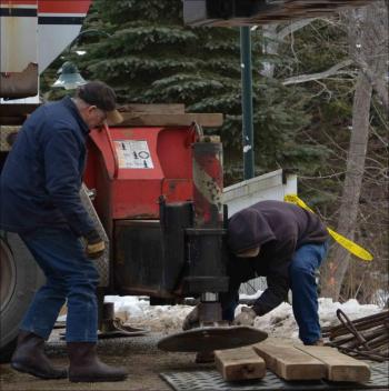 Dwight Henry and crews set the crane up. (Photo by Lynda Clancy)