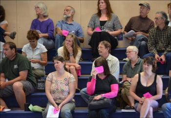 Waiting to raise the card. (Photo by Lynda Clancy)