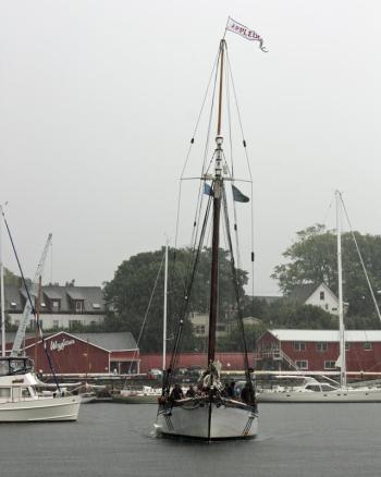 The schoner Appledore enters the head of Camden Harbor... (Photo by Holly S. Edwards)