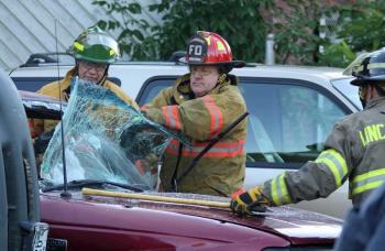 Rockport Fire Lt. Bill Lane peels back a windshield. (Photo by Holly S. Edwards)