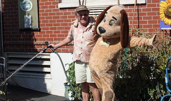 Petey meets Camden Riverhouse owner, David Dickey. (Photo by Holly S. Edwards)
