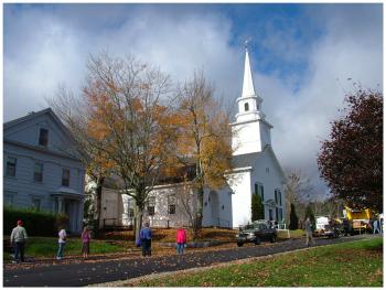Residents line Church Street on Friday to get a look at the newly completed steeple. (Photo by Ethan Andrews)