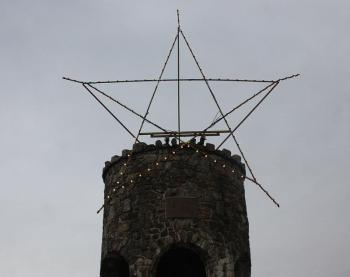 A preview of the star. Next lighting is Thanksgiving Day, Nov. 28, at 4 p.m., and every afternoon after that through New Year’s Eve. (Photo by Holly S. Edwards)