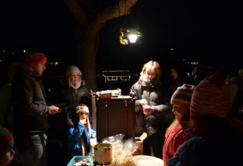 Hot chocolate and cookies kept people warm. (Photo by Lynda Clancy)