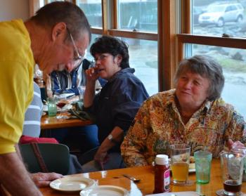 Andy Hazen chats with Diane O’Brien. (Photo by Lynda Clancy)