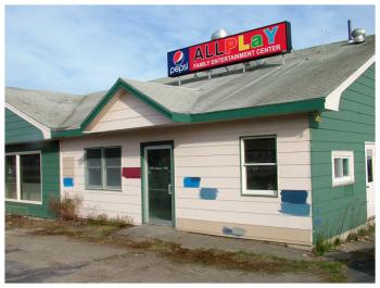 Swatches of paint and a new sign hint at things to come at the long-vacant Jed’s Restaurant property on Searsport Avenue. The new All Play Family Entertainment Center will have bowling lanes, pool tables and a redemption arcade. (Photo by Ethan Andrews)