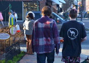 Walking the art walk. (Photo by Lynda Clancy)