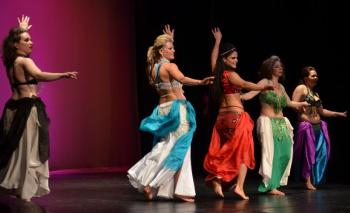 Nathifa Shakti and belly dancers. (Photo by Lynda Clancy)