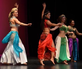 Nathifa Shakti and bellydancers. (Photo by Lynda Clancy)