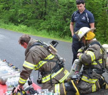 Changing air tanks. (Photo by Lynda Clancy)